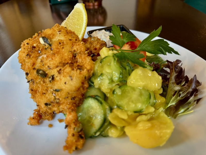 Knuspriges Backhendl mit Kartoffelsalat