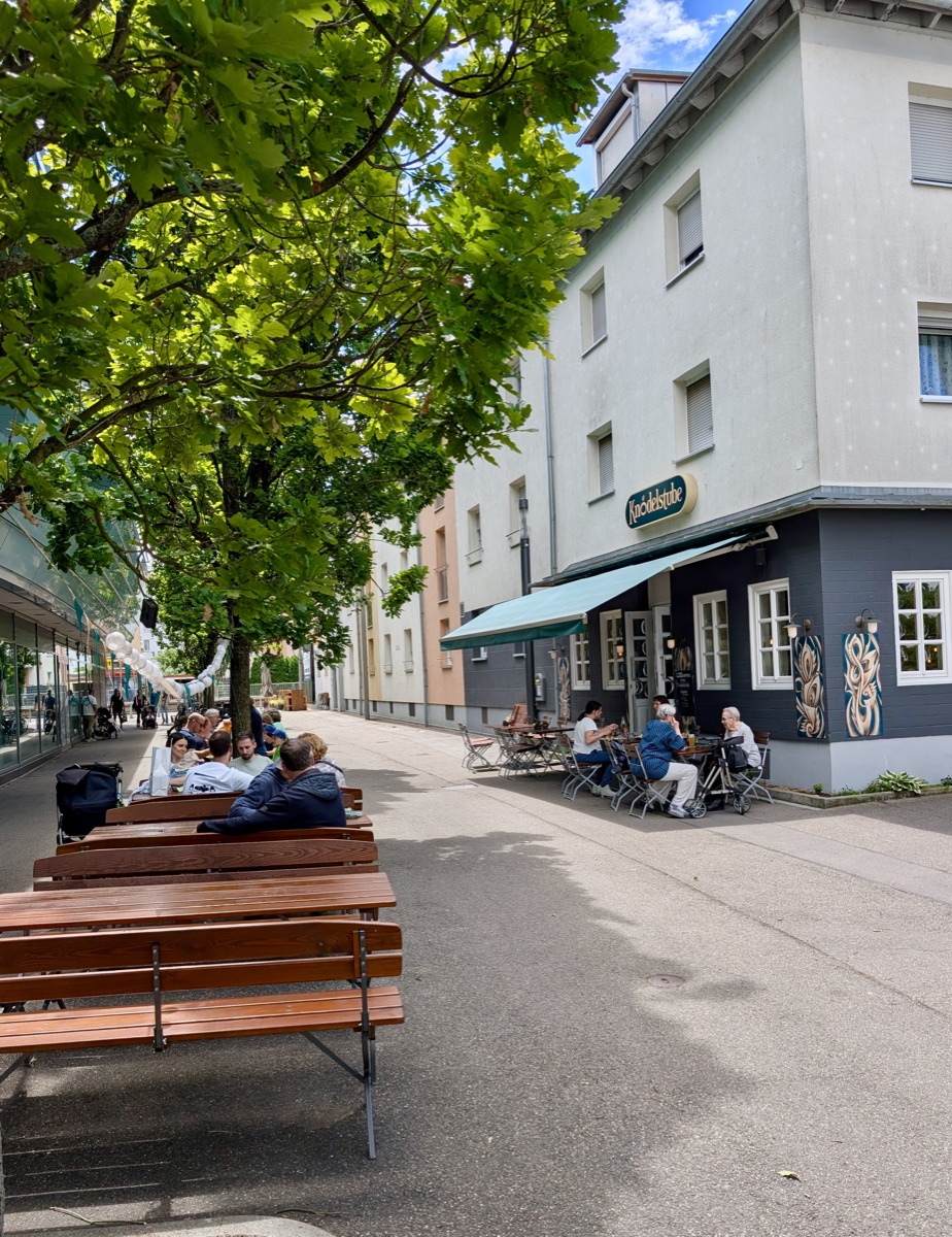 Biergarten der Knödelstube in der Heilbronner Fußgängerzone