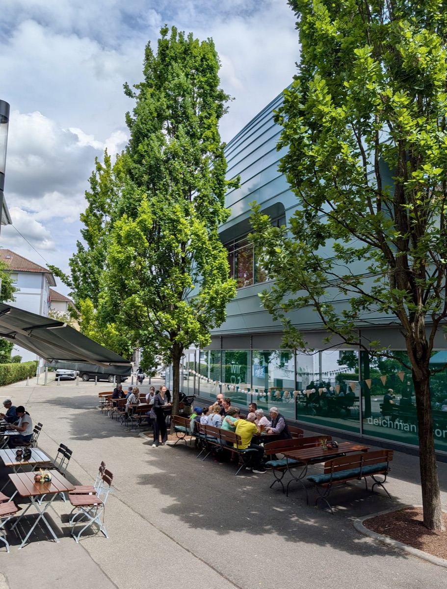 Schattige Biergarten-Plätze unter Bäumen mitten in Heilbronn