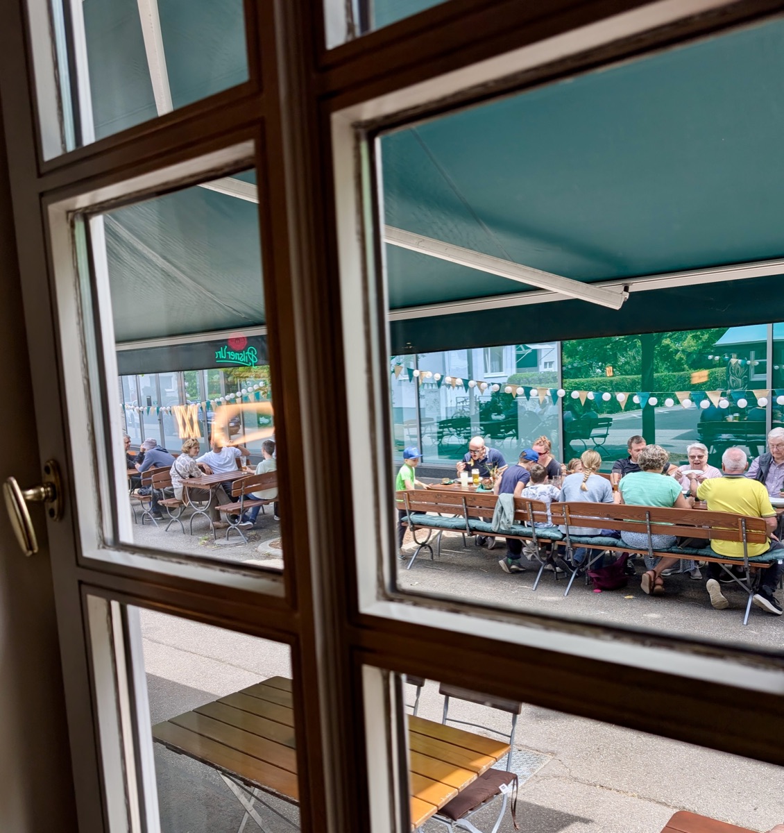 Blick aus der Knödelstube auf den sommerlichen Biergarten in Heilbronn