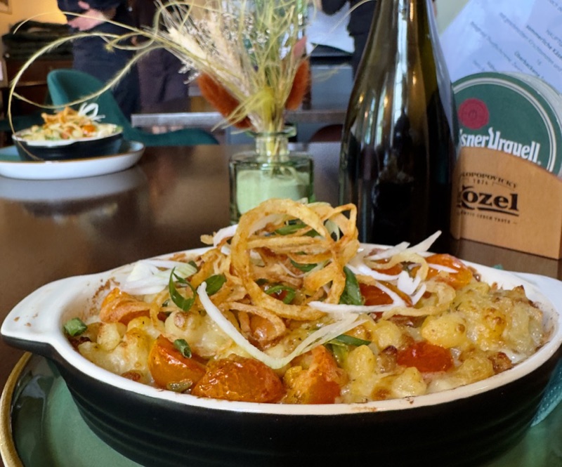 Frühlings-Halušky mit Kirschtomaten und Käse überbacken