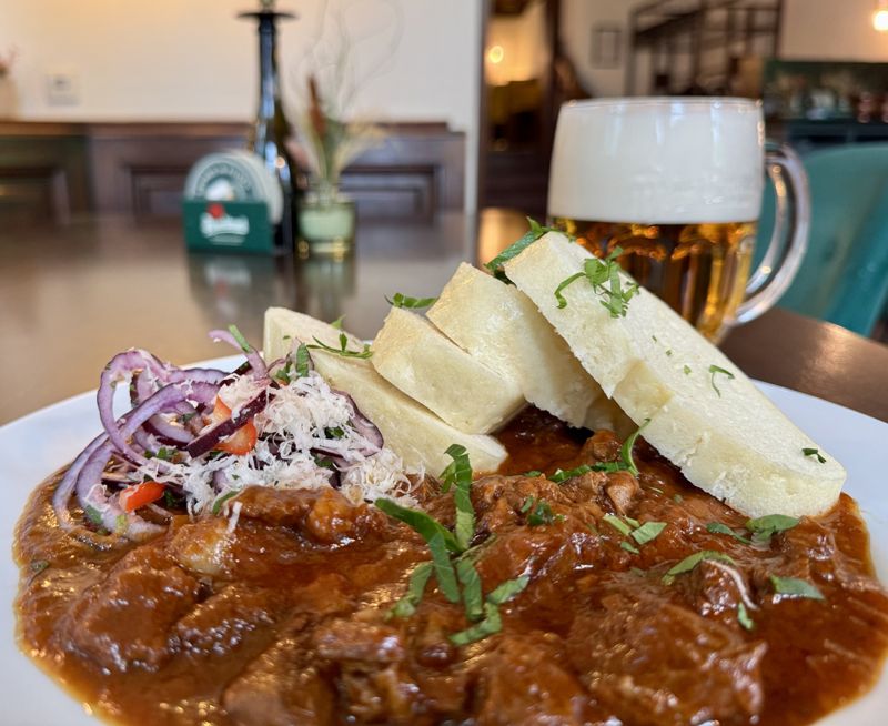 Rindergulasch mit Knödeln und frisch gezapftem böhmischem Bier