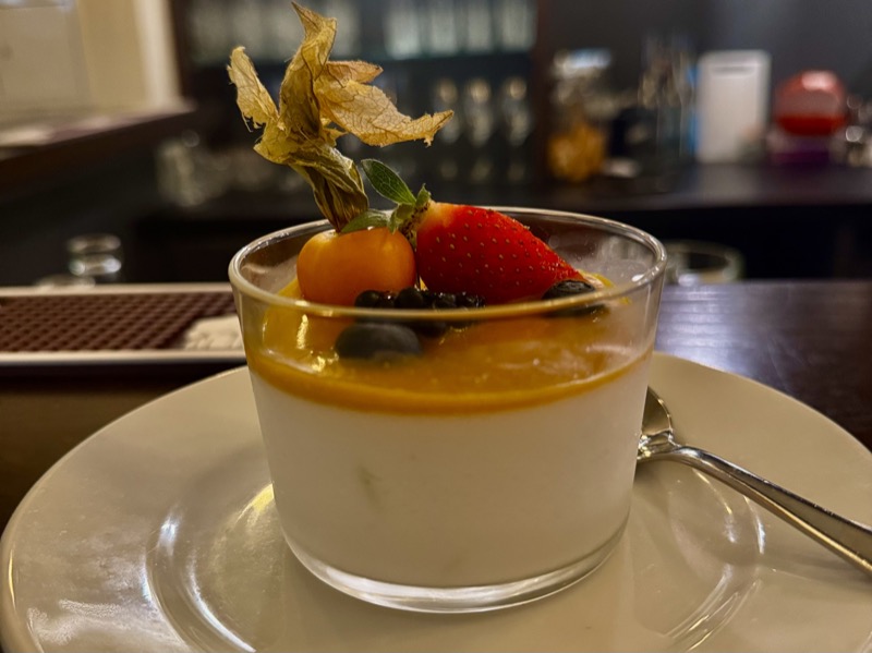 Hausgemachte Panna Cotta mit Beerenkompott