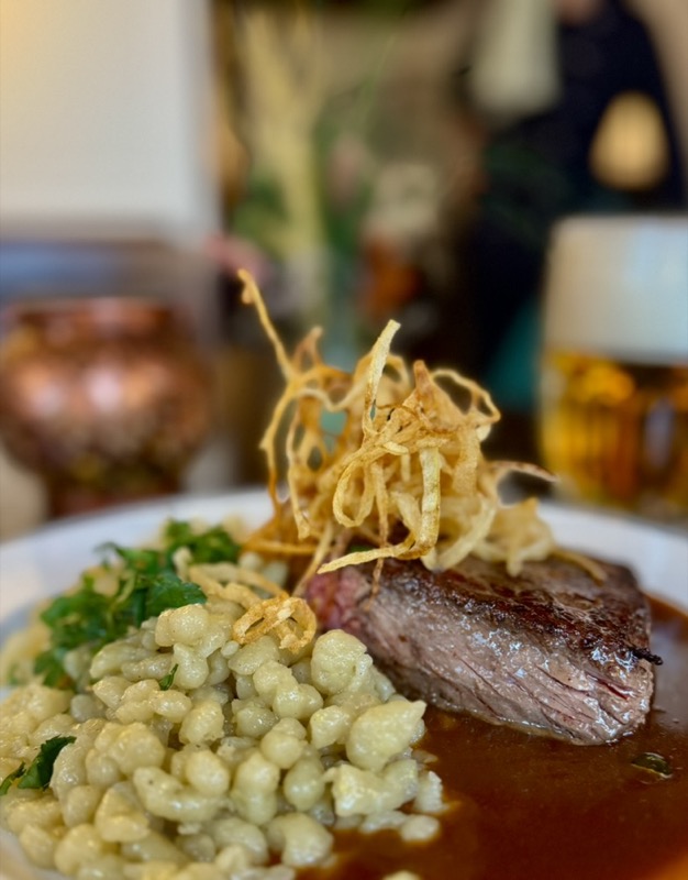 Zwiebelrostbraten mit Röstzwiebeln und Bratkartoffeln