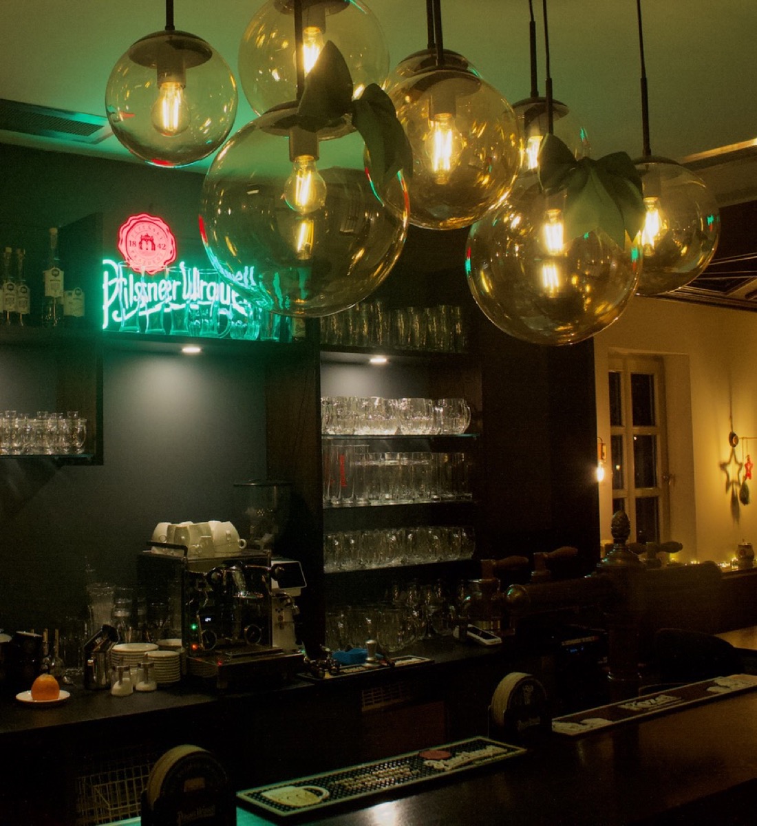 Theke der Knödelstube mit Zapfanlage und Pilsner-Gläsern
