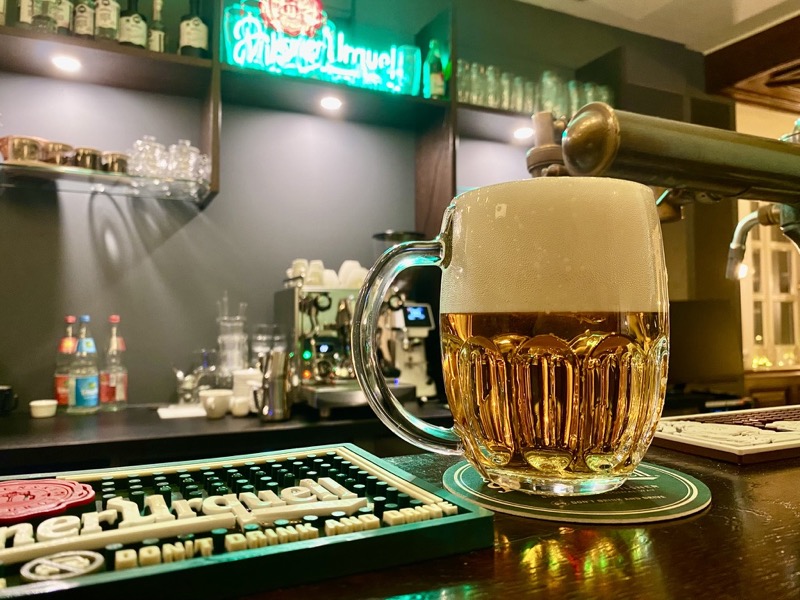 Frisch gezapftes Pilsner Urquell an der Theke der Knödelstube Heilbronn