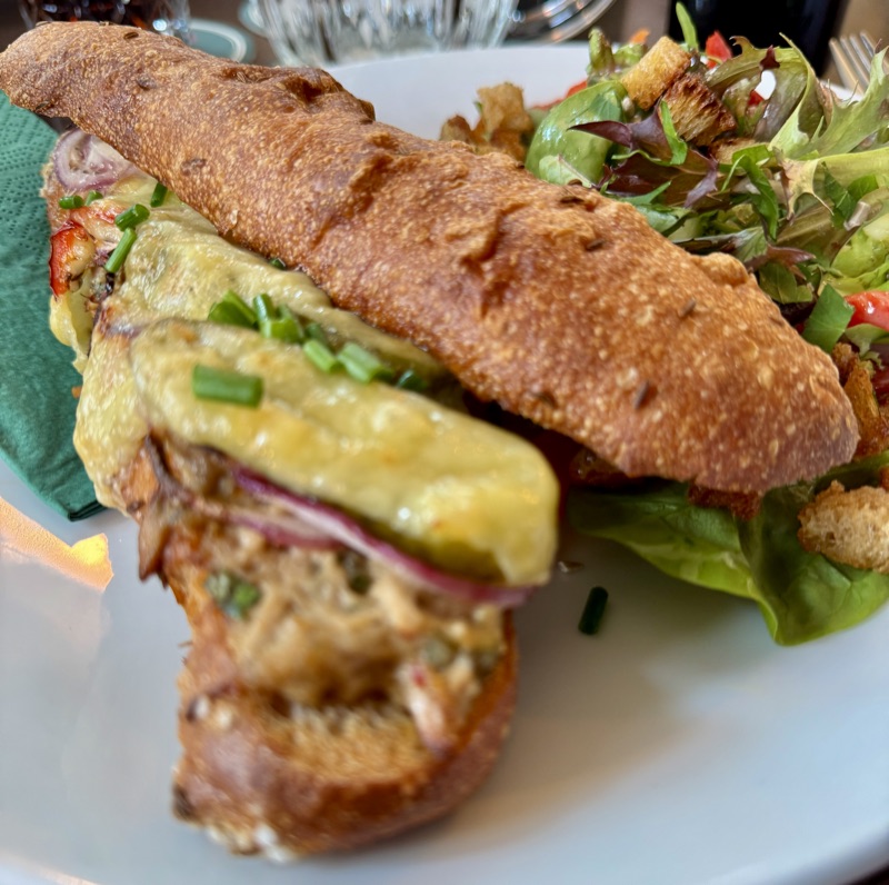 Thunfisch-Seele – warmes Seelen-Brötchen mit Thunfisch und Salat